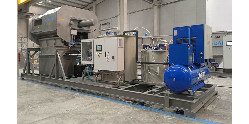 Pre-assembled, plug&play filter press with integrated polymer preparatiohn unit, sludge-preparation tank and pump, and control panel.
